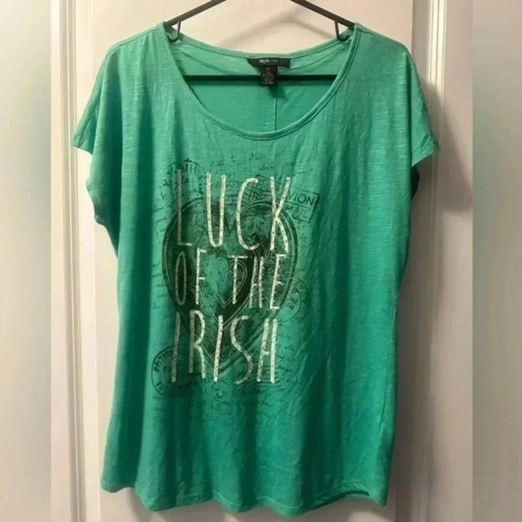 Medium LUCK OF THE IRISH Style & Co Tee - Picture 1 of 13
